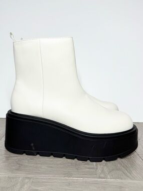 BP Milo White Black Wedge Boot 8M
